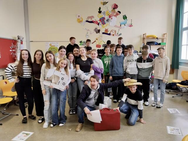 Auf spielerische Art und Weise brachte Stefan Preininger vom Feldbacher "Stoffwechsel" den 2. und 3. Klassen am BG/BRG Fürstenfeld das Thema "Fast Fashion" näher. | Foto: BG/BRG FF