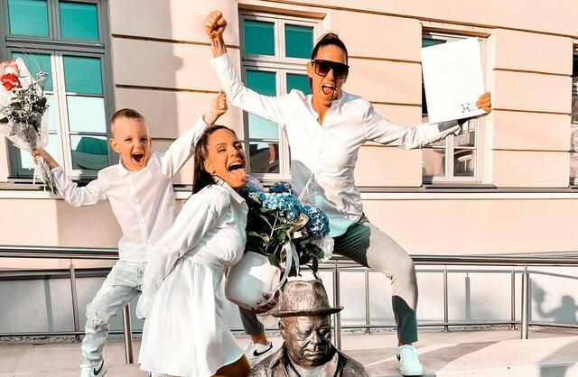 Große Freude: Dominik, Angéla und Lilla nach der Trauung vorm Oberwarter Rathaus. | Foto: Sipos