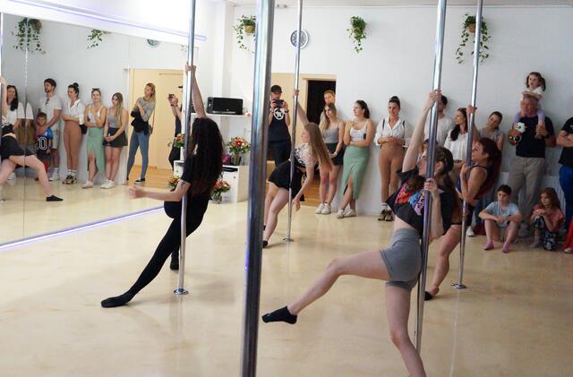 Die Sportlerinnen zeigten bei der Eröffnung einige ihrer einstudierten Choreografien.  | Foto: Schrapf