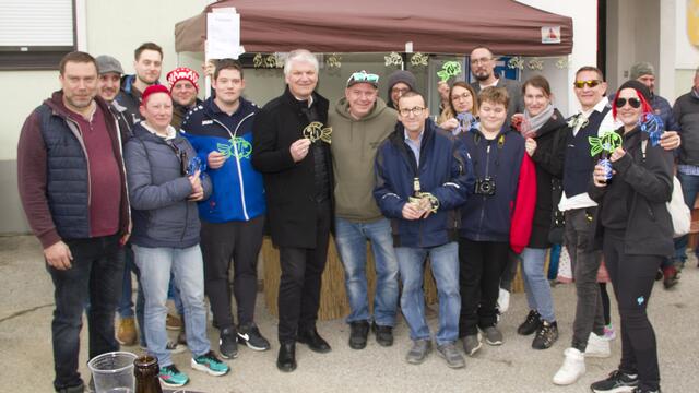 Um nicht nur im „Trüben zu fischen“ hat der  „Goldfisch-Verein“ Althodis rund um Obmann Michael Stumvoll  (re. neben Bgm. Radics) die Idee geboren -Leben abseits von Fußballplatz und Feuerwehrhaus in die Dorfgemeinschaft zu tragen.