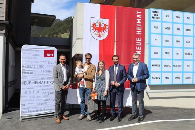 Am 12. April erfolgte die offizielle Schlüsselübergabe des NHT-Wohnbauprojektes in Pettneu.  | Foto: Elisabeth Zangerl