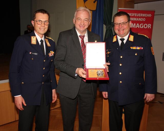 LFK FVPräs. Rudolf Robin, BH Heinz Pansi mit der Florianiplakette des ÖBFV in Silber und BFK Herbert Zimmermann | Foto: BFKdo Hermagor