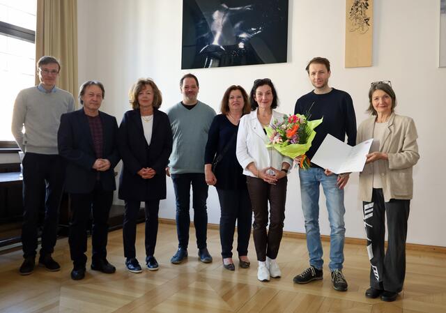 Der Preisträger der „gedenk_potenziale 2025“ Richard Schwarz (2. v.r.) mit Kulturstadträtin Uschi Schwarzl (1. v.r.) mit (von links) Matthias Egger (Stadtarchiv/Stadtmuseum), den Jurymitgliedern Horst Schreiber, Gisela Hormayr und Michael Haupt sowie den Gemeinderätinnen Marlene Trinkl und Irene Heisz (Kulturausschuss). | Foto: IKM/A. Steinacker