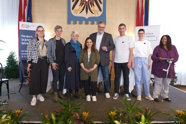 Gesundheitsstadtrat Peter Hacker (SPÖ, 4.v.r), FSW-Geschäftsführerin Susanne Winkler (3.v.r.) und "neunerhaus"-Geschäftsführerin Elisabeth Hammer (2.v.r.) eröffneten die Veranstaltung. | Foto: Max Spitzauer