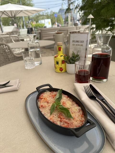 Zu Mittag serviert das Lokal etwa Sardinische Lasagne. | Foto: Spelunke