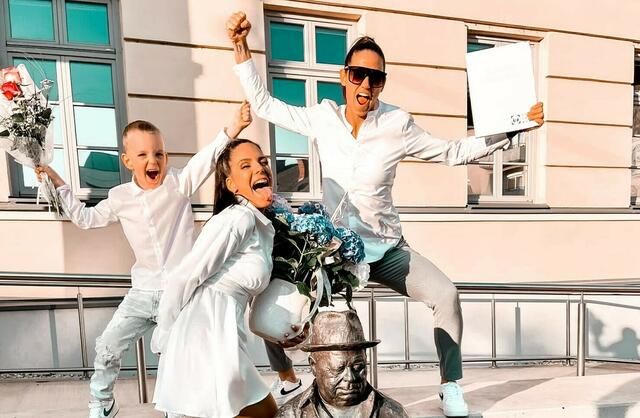 Große Freude: Dominik, Angéla und Lilla nach der Trauung vorm Oberwarter Rathaus. | Foto: Sipos