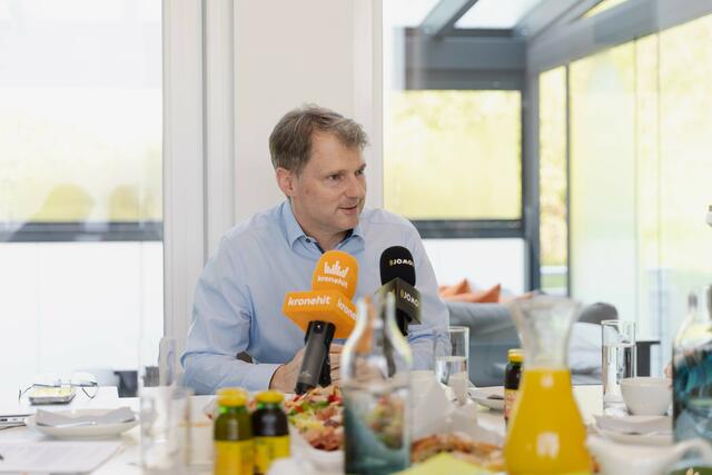 Geschäftsführer Markus Leeb beim Pressefrühstück in der Firmenniederlassung in Krumpendorf. | Foto: Leeb Balkone GmbH