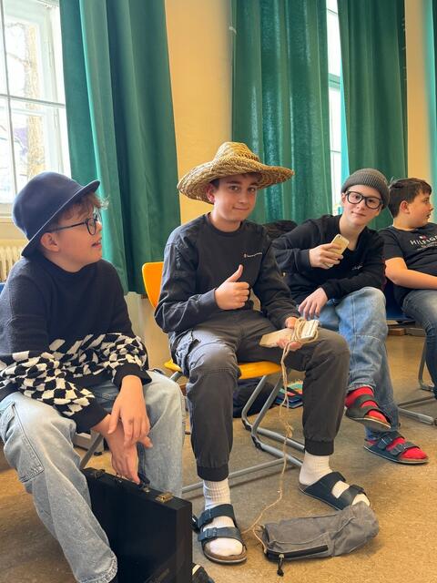 Die Schülerinnen und Schüler versetzten sich im Rahmen des Workshops in die Lage der Produzentinnen und Produzenten. | Foto: BG/BRG FF