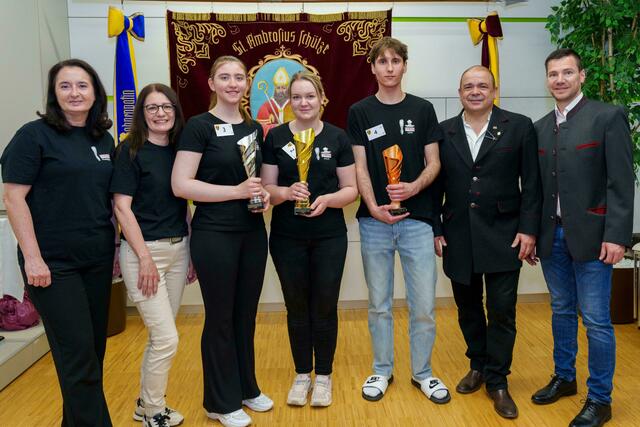 Claudia Scherz (Fachgruppengeschäftsführerin Lebensmittelgewerbe), Evelyne Goldenits (Landesinnungsmeisterin der Konditoren), Alina Kicker (Zweitplatzierte), Julia Ehrnhöfer (Siegerin), Leon Edelbacher (Drittplatzierter), Hannes Schwarzlmüller (Landesinnungsmeister Niederösterreich) und Robert Gansfuss (Juror) | Foto: Thomas Magyar