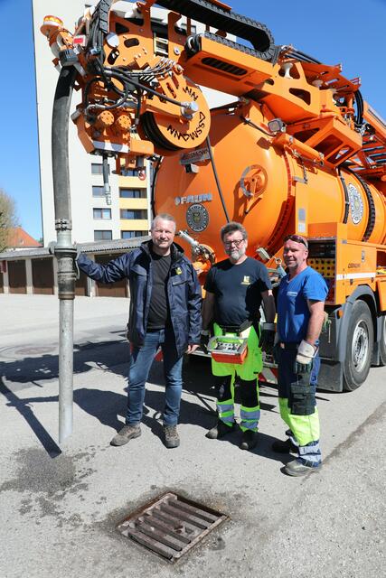 Arbeitseinsatz bei der Kanalreinigung: (v. l.) Bürgermeister Peter Molnar, Martin Jedlicka und Stefan Topf (beide Wirtschaftshof) | Foto: Stadt Krems