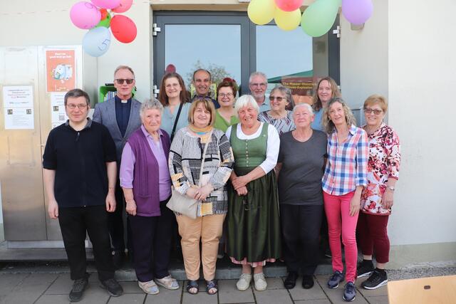 Erika Sammer-Ernszt und Elfi Schwingenschuh (beide Bildmitte) mit Pfarrer Edi Muhrer und den ehrenamtlichen Helfern, die Lebensmittelüberschüsse abholen und damit den FairTeiler füllen. | Foto: Edith Ertl