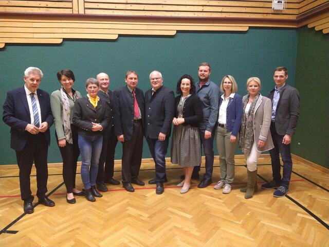 Der neue Bezirksbauernratsvorstand für die nächsten fünf Jahre (Personen v.l.n.r.): LAbg. Hermann Hauer, Regina Huber, Waltraud Woltron, Manfred Grabner, Gerhard Schweighofer, Thomas Handler, Waltraud Ungersböck, Matthias Glatzl, Maria Gremel, NAbg. Irene Neumann-Hartberger, Hermann Grasel | Foto: Waltraud Ungersböck