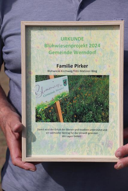 Familie Pirker übernahm die vierte Patenschaft für eine öffentliche Fläche, die in Werndorf zum Blühen gebracht wird.  | Foto: Edith Ertl