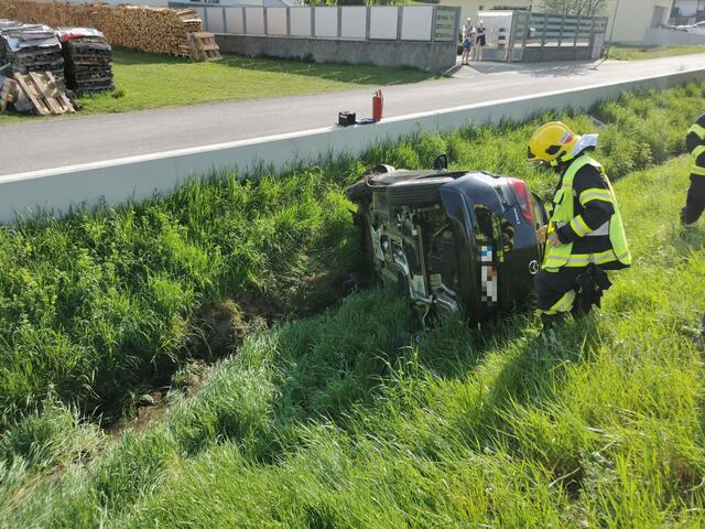 Der PKW wurde von der Feuerwehr Forchtenau aus dem Bachbett geborgen. | Foto: FF Forchtenau