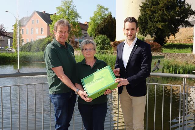 Kraftspendebox als Dank: LAbg. Lukas Schnitzer mit den KIT-Bezirkskoordinatoren Jolande Sedlack und Hubert Maier. | Foto: Alfred Mayer