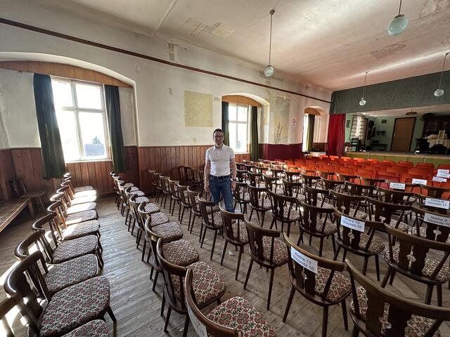 Bürgermeister Lambert Handl im renovierungsbedürftigen Festsaal des Schlosses. | Foto: Marktgemeinde Dobersberg