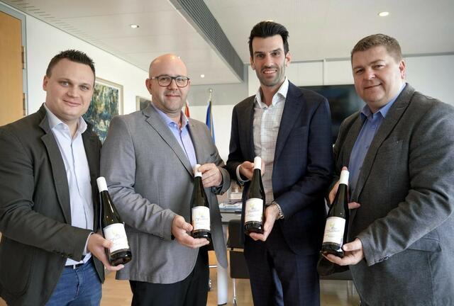 Landtagsabgeordneter Andreas Bors, Wolfgang Berthiller, LH-Stellvertreter Udo Landbauer und Bundesrat Andreas Spanring sind sich einig, dass die „Alte Freiheit“ hervorragend schmeckt. | Foto: FPÖ NÖ