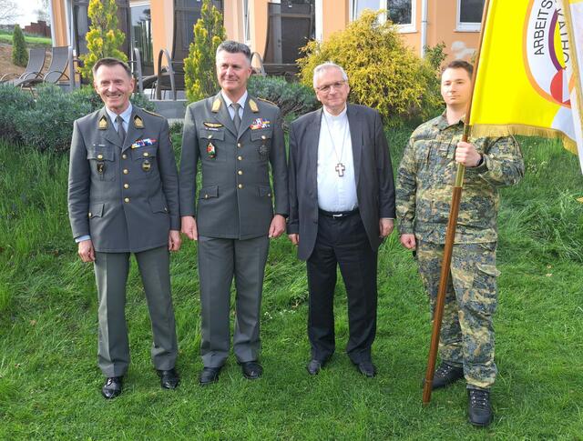 Das neue Präsidium der AKS v.l.n.r.:
- Vizepräsident Obstlt Martin WEIß
- Präsident Bgdr Mag. Peter SCHINNERL
 
- mit Militärbischof S.E. Dr. Werner FREISTETTER
- und dem Fahnenträger Wm Christian VESLIGAY

nicht anwesend:
- der 2. Vizepräsident OStv Gerald HOFER

