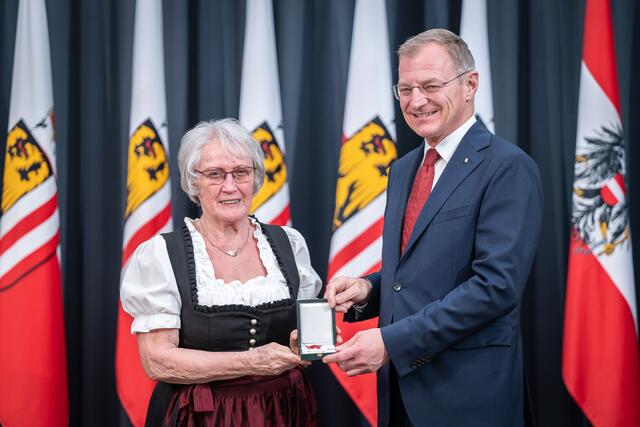 Landeshauptmann Stelzer überreicht die Silberne Kulturmedaille des Landes Oberösterreich an Friederike Weidlinger. | Foto: Land OÖ