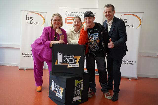 AMS-Geschäftsführerin Helene Sengstbratl, Hannah Sophie Toskar (Aigner Stahlbau, Pöttelsdorf), Matthias Horvath (Nikitscher Metallwaren, Pinkafeld) | Foto: BUZ