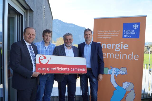 Freude über neue e5-Gemeinde Reith: LH-Stv. Josef Geisler, Martin Hauser (e5-Teamleiter), Bgm. Stefan Jöchl, Rupert Ebenbichler (GF Energieagentur Tirol). | Foto: Energieagentur Tirol/Kiener