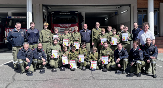 Ein Teil jener Kinder und Jugendlichen, die zur Prüfung angetreten sind, samt arrivierten Feuerwehrkameraden | Foto: KK