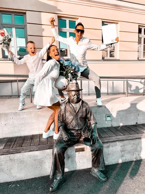 Große Freude: Dominik, Angéla und Lilla nach der Trauung vorm Oberwarter Rathaus. | Foto: Sipos