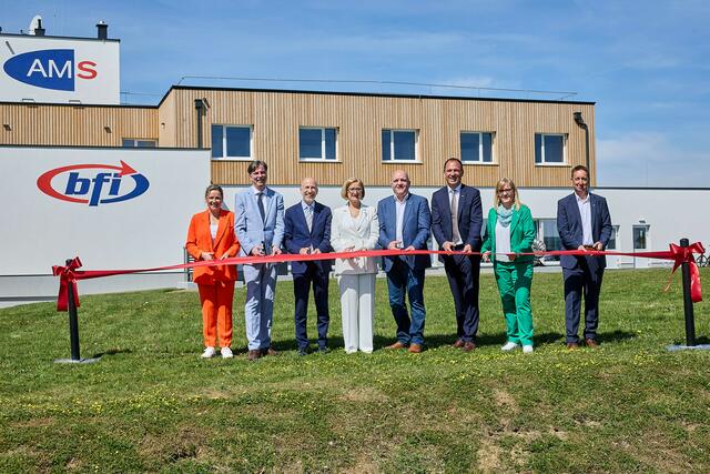 Beim Durchschneiden des Eröffnungsbandes: Susanne Rosenkranz (NÖ-LR Arbeit), Franz Göd, (Bgm. Sigmundsherberg), Martin Kocher, (Bundesminister für Arbeit und Wirtschaft), Johanna Mikl-Leitner (LH NÖ), Markus Wieser (Präs. der AK NÖ und Vors. ÖGB NÖ), Christian Farthofer (Vorstandsvorsitzender bfi NÖ), Sandra Kern (LGF des AMS NÖ), Martin Swoboda (Leiter des Klimaschutz-Ausbildungszentrums). | Foto: photonews.at/Georges Schneider 