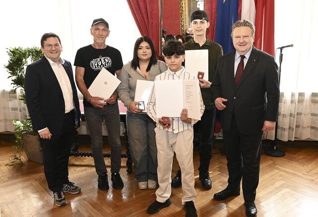 Bezirksvorsteher Wilfried Zankl (SPÖ), Roy Smith, Gjulsefa Imeroski, Mohammad Mohammad, Ibrahim Okaev und Bürgermeister Michael Ludwig (v.l.) bei der Ehrung im Rathaus.  | Foto: Stadt Wien / Christian Jobst