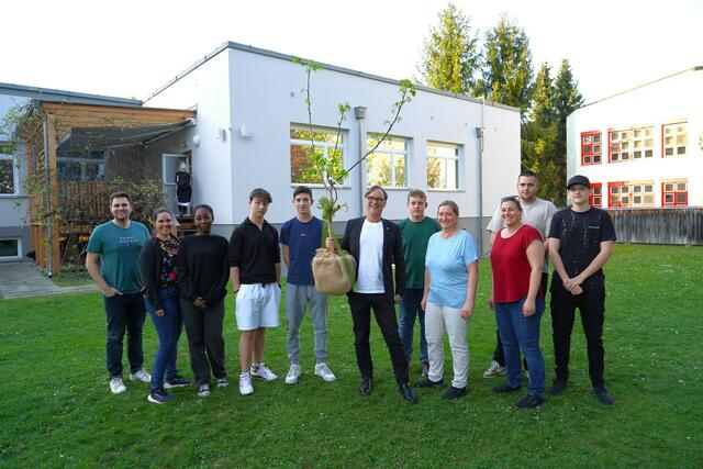 Mit der Baumpflanzung bleibt Bürgermeister Erwin Eggenreich mit dem Jugendhaus Weiz eng verwurzelt.  | Foto: Petra Schwarz