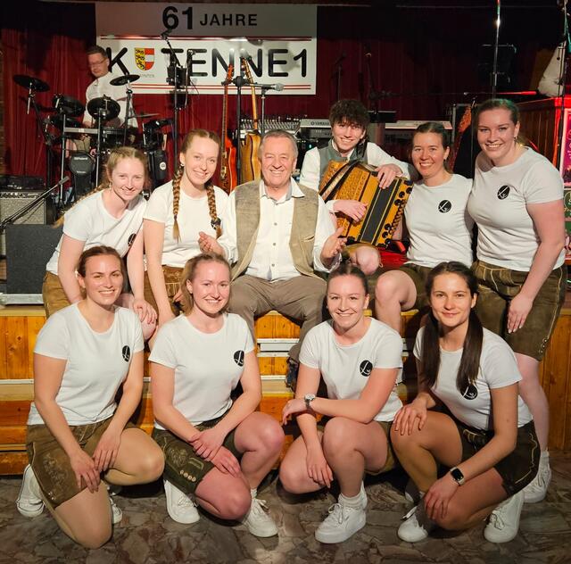 Rudi Mally mit den Lederhos'n Dirndl | Foto: Tenne Krumpendorf