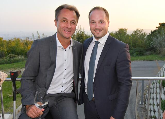 Robert Wutzl (li.) und Bezirksvorsteher Daniel Resch (beide ÖVP) setzen sich für den Ortsbildschutz in Döbling ein.  | Foto: Markus Spitzauer