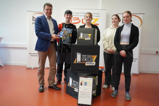Manfred Schweiger (Projektmanager Digitales Lernen BUZ), Matthias Horvath (Nikitscher Metallwaren, Pinkafeld), Jessica Karner (Ausbildungsleiterin Nikitscher Metallwaren, Pinkafeld), Hannah Sophie Toskar (Aigner Stahlbau, Pöttelsdorf), Salome Schilch (Stahlbau Gerger, St. Michael)
 | Foto: BUZ