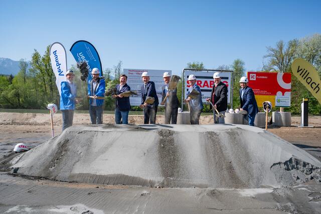 Von links: Günter Stichauner (Abteilung Wasserwirtschaft, Land Kärnten), Martin Wenk (Bundesministerium für Wasserwirtschaft), Villachs Bürgermeister Günther Albel, Verbund-Vorstand Achim Kaspar, Wasserreferent Landesrat Daniel Fellner, Baureferent Stadtrat Harald Sobe, Karl Heinz Gruber (Geschäftsführer Verbund Hydro Power GmbH), Jürgen Türk (Werksgruppenleiter Drau, Verbund Hydro Power GmbH) | Foto: Stadt Villach/Karin Wernig