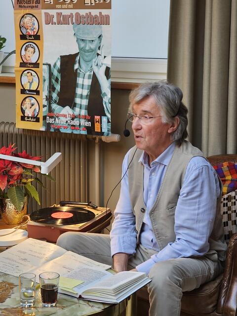 Ernst Schagerl liest aus der Biografie von Willi Resetarits. | Foto: sciBBess