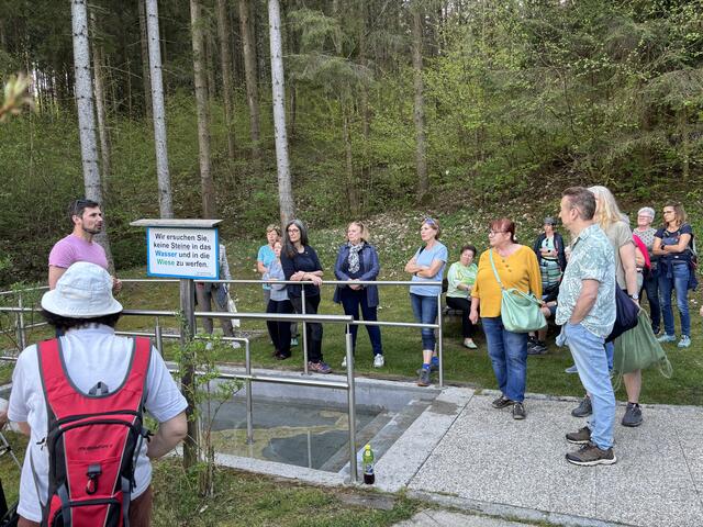 Kneipp-Verbandspräsident Georg Jillich begrüßte die Besucher an der Kneipp-Oase in Trofaiach. | Foto: Laura Jung