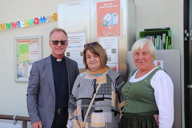 Pfarrer Edi Muhrer, Erika Sammer-Ernszt und Elfi Schwingenschuh vor dem FairTeiler an der Außenseite des Pfarrsaals Feldkirchen. | Foto: Edith Ertl