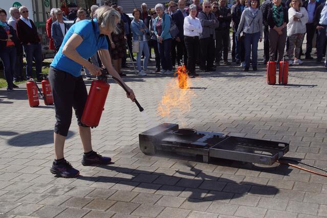 Die Besucher eigene Löschversuche mit den Handfeuerlöschern durchführen.  | Foto: Helmut Eder