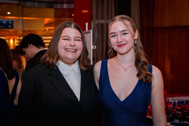 Freuten sich auf die Ballnacht: Anna und Emily.
