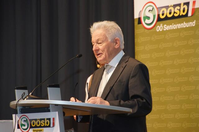 OÖ-Seniorenbundobmann Josef Pühringer bei der Eröffnung des Sicherheitstages: „Gesundheit ist nicht alles, aber ohne Gesundheit ist alles nichts. Dieser Spruch gilt auch für die Sicherheit. Und jeder einzelne kann dazu etwas beitragen“.  | Foto: Helmut Eder