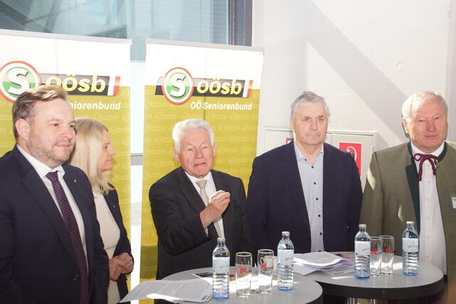OÖ-Seniornbund-Landesgeschäftsführer Franz Ebener, Landtagsabgeordnete Gertraud Scheiblberger, Seniorenbundlandesobmann Josef Pühringer, Bezirksobmann Leopold Wipplinger und Bezirks-Sicherheitsreferent Hermann Stallinger bei der Pressekonferenz.  | Foto: Helmut Eder