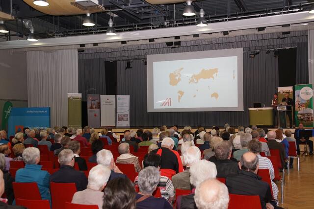 Alexander Gebetsroither(l) , Zivilschutz, moderierte die Eröffnung und stellte die Akteure vor.  | Foto: Helmut Eder