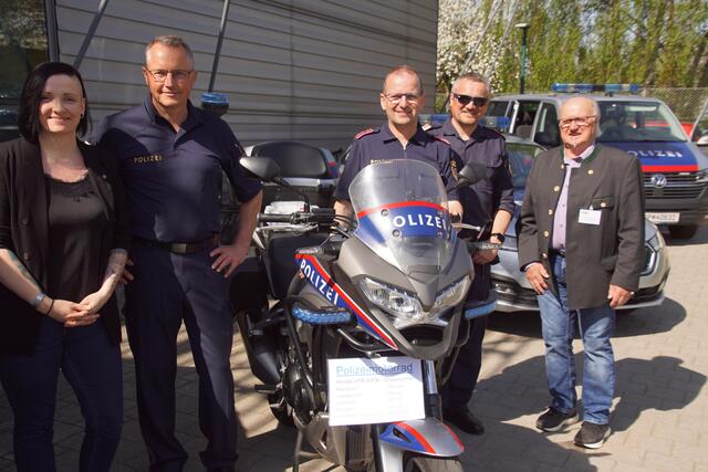 Die mobile Einsatzgruppe der Polizei mit Einsatzleiter Günther Hollin (2.v.r.) wirkte beim Sicherheitspfad mit.  | Foto: Helmut Eder