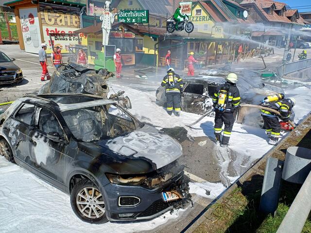 Für das Unfallopfer kam jede Hilfe zu spät, vier Fahrzeuge wurden bei dem Brand völlig zerstört. | Foto: BFV Liezen / Schlüßlmayr