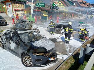 Für das Unfallopfer kam jede Hilfe zu spät, vier Fahrzeuge wurden bei dem Brand völlig zerstört. | Foto: BFV Liezen / Schlüßlmayr