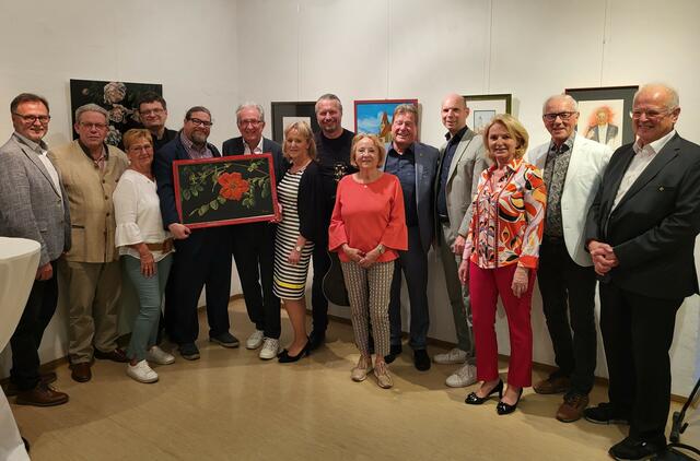 StR Werner Stöberl, Kultur-Mitte-Obmann a.D. GR Wolfgang Mahrer, GRin Hannelore Rohrhofer, der Steiner Pfarrprovisor Matthias Martin, Kultur-Mitte-Obmann Klaus Bergmaier, Künstler Günter Herz, dessen Lebensgefährtin Elisabeth Glaser, Bgm. Peter Molnar, Kultur-Mitte-Obmannstellvertreterin Martha Platzer, Eröffnungsredner StR Helmut Mayer, Kulturamtsleiter Gregor Kremser, Vizebürgermeisterin Eva Hollerer, Obmann des NÖ Kulturforums Ewald Sacher, Bgm. a.D. Reinhard Resch | Foto: Kultur Mitte