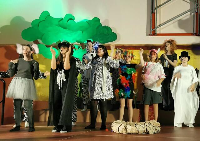 Elefanten, Zebras, Löwen, bunte Vögel und Gespenster sangen und tanzten.