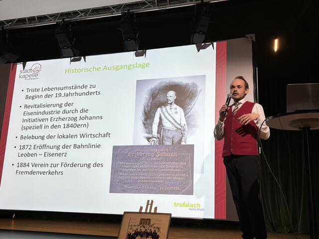 Vereinsobmann Michael Kaufmann nahm das Publikum mit auf eine historische Zeitreise. | Foto: Laura Jung