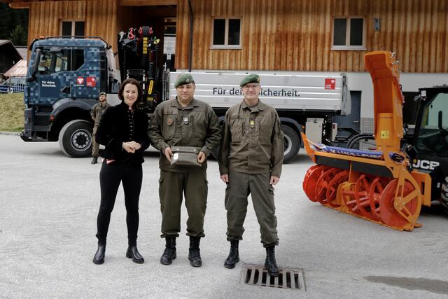 Bei der Übergabe v.l.: LR Astrid Mair, Offizierstellvertreter Markus Bernardi (Zugskommandant des Baupionier- und Katastrophenhilfszuges) und Militärkommandant Ingo Gstrein. | Foto: © Österreichisches Bundesheer/Martin Hörl