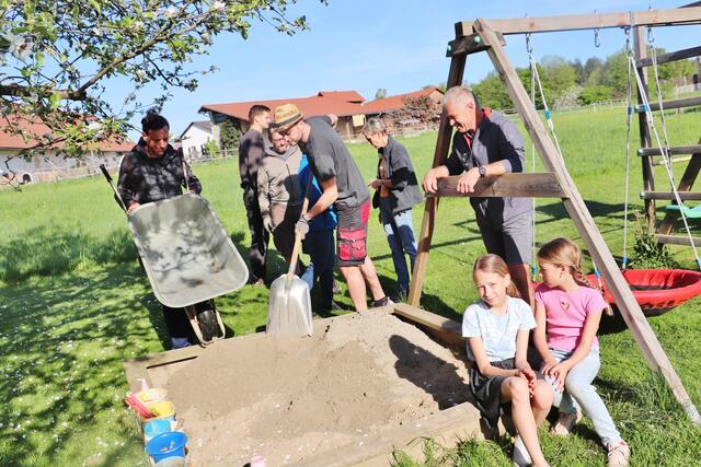 Sandkistensand steht bei den Jüngsten hoch im Kurs. Sandspielen macht Spaß und fördert Kreativität und Motorik.  | Foto: Edith Ertl